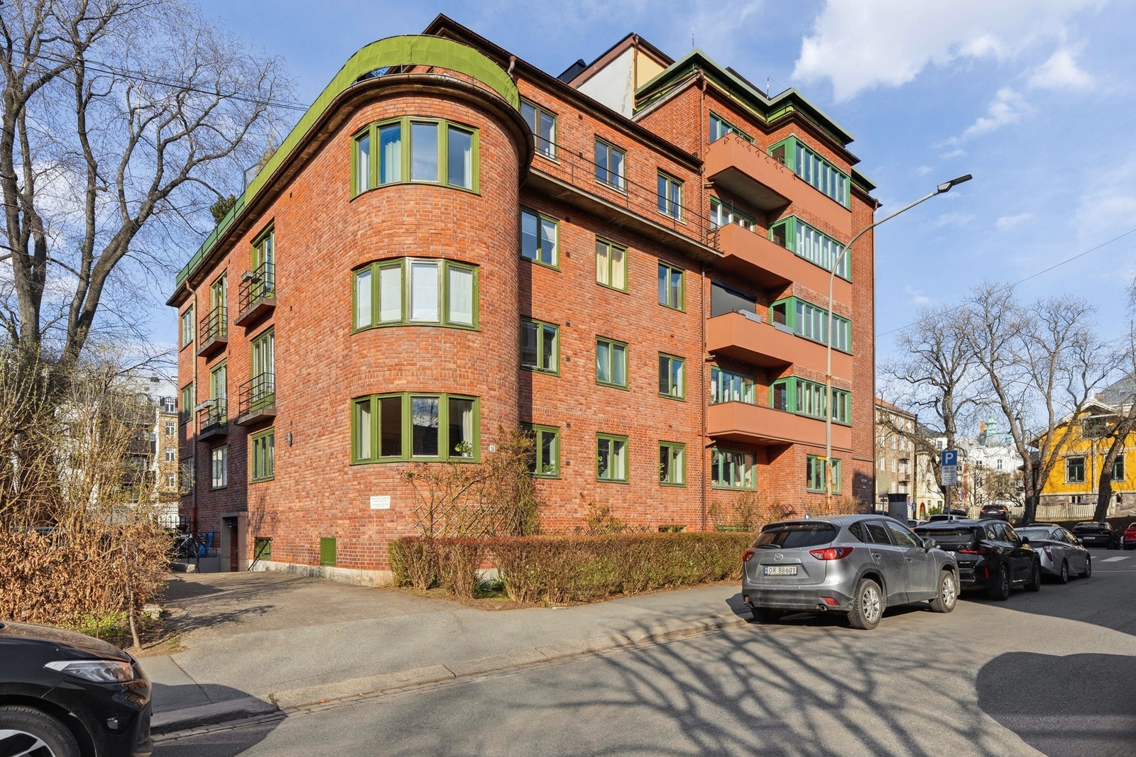 Fasade Solheimgata 11, en klassisk funkisgård på Frogner. Galleribilde