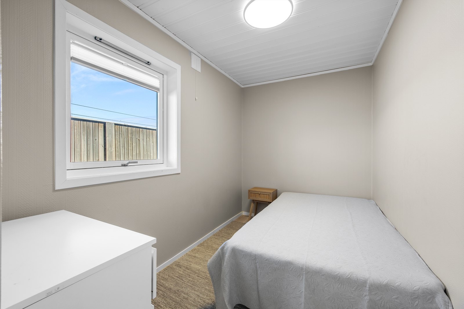 Det innredede rommet har gode bruksmuligheter som både kontor, lekeareal for barna eller omkledningsrom - alt ettersom behov. Rommet er ikke godkjent til varig bruk. Galleribilde