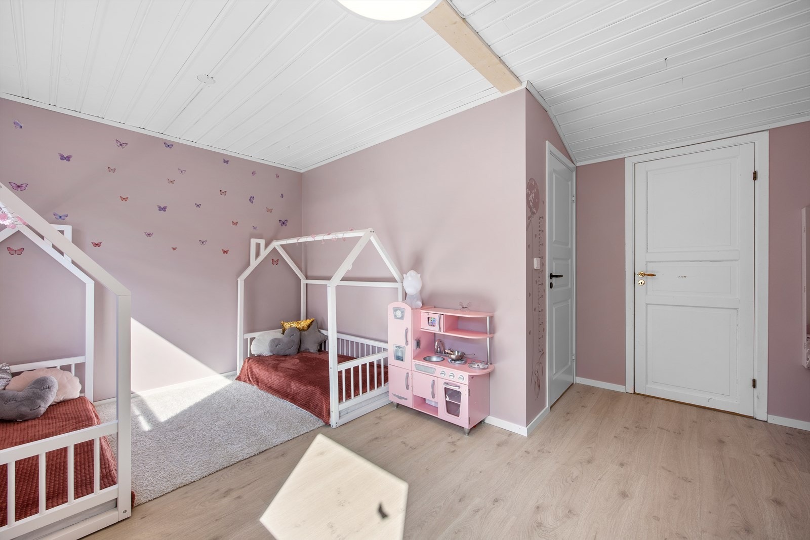 Rommet har malt panel i taket og laminat på gulvet. Galleribilde