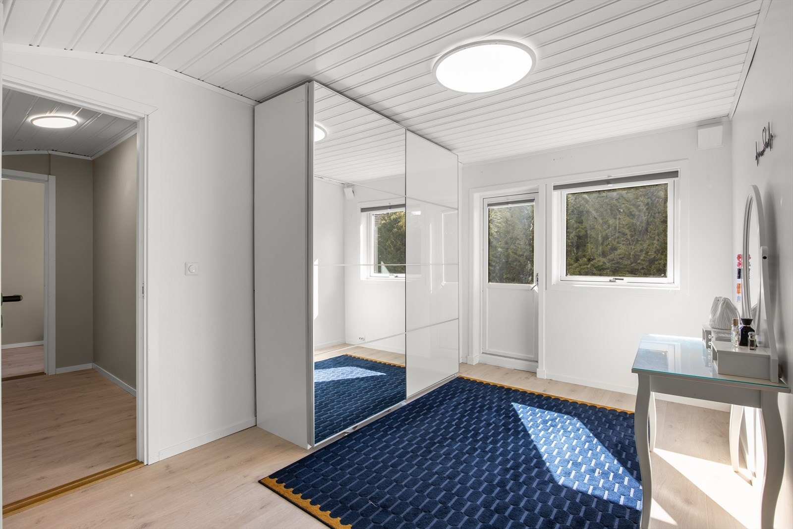 Fra soverommet er det utgang til en solrik balkong på 9 m². Galleribilde