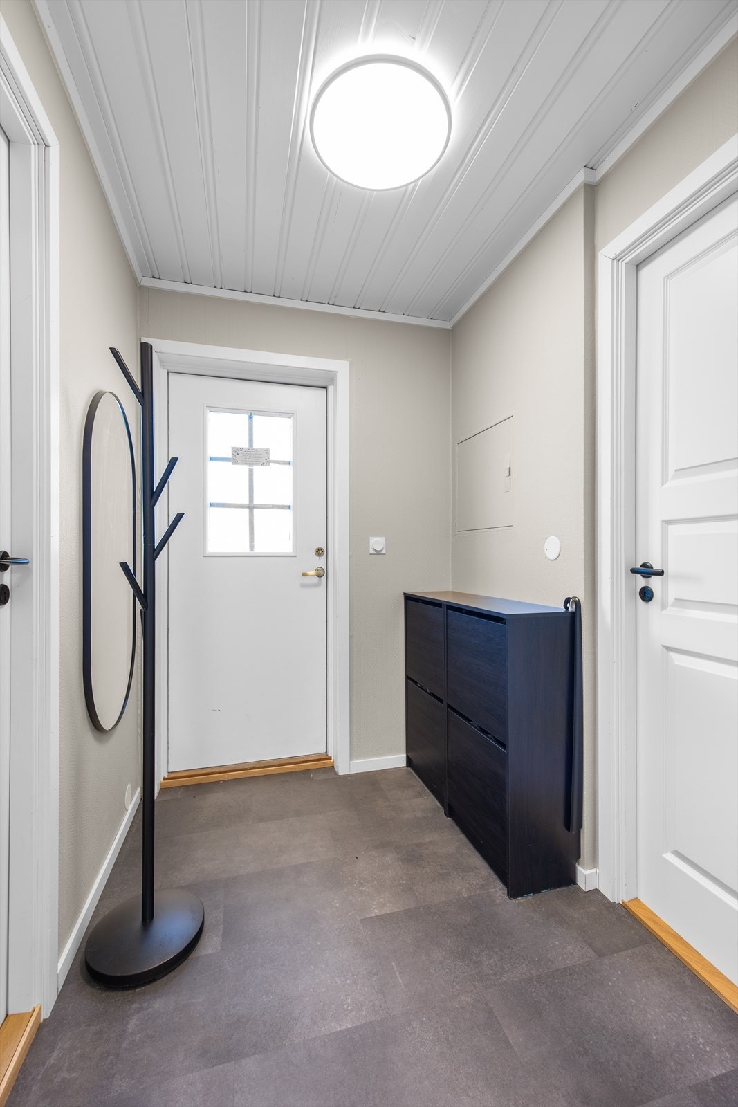 Entréen gir et godt førsteinntrykk og har rikelig med plass til oppbevaring av sko og yttertøy. Galleribilde