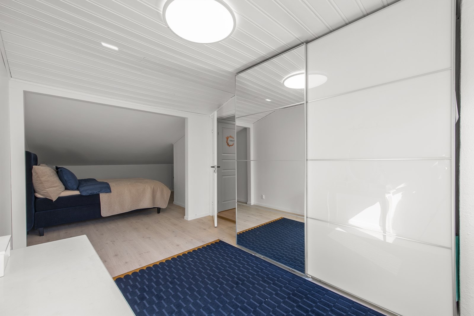 Det andre soverommet i etasjen har en smart utnyttelse av plassen under skråtaket. Galleribilde