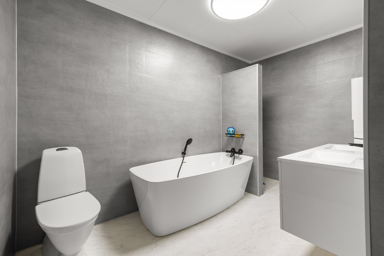 Badet i første etasje har overflater som er pusset opp i senere tid. Galleribilde