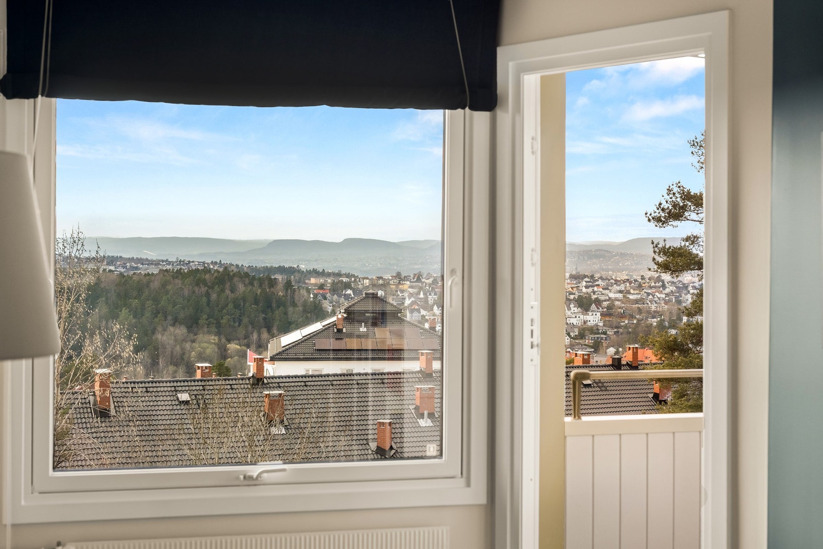 Leiligheten ligger usjenert til i borettslagets 'gullrekke', med fri utsikt over nærområdet og helt uten innsyn. Foto: Martine Eren Jacobsen Galleribilde