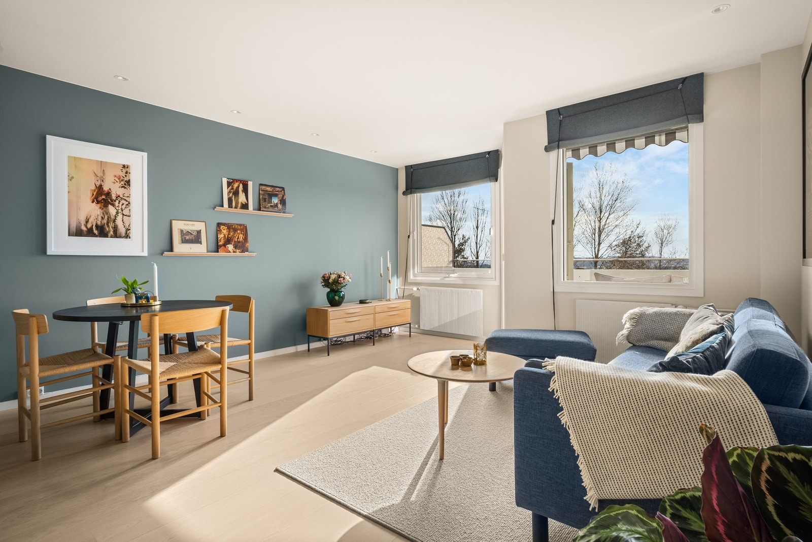 Store vindusflater fra 2016 slipper rikelig med lys inn. Oppvarming og varmtvann (a-konto) er inkludert i felleskostnadene. Galleribilde