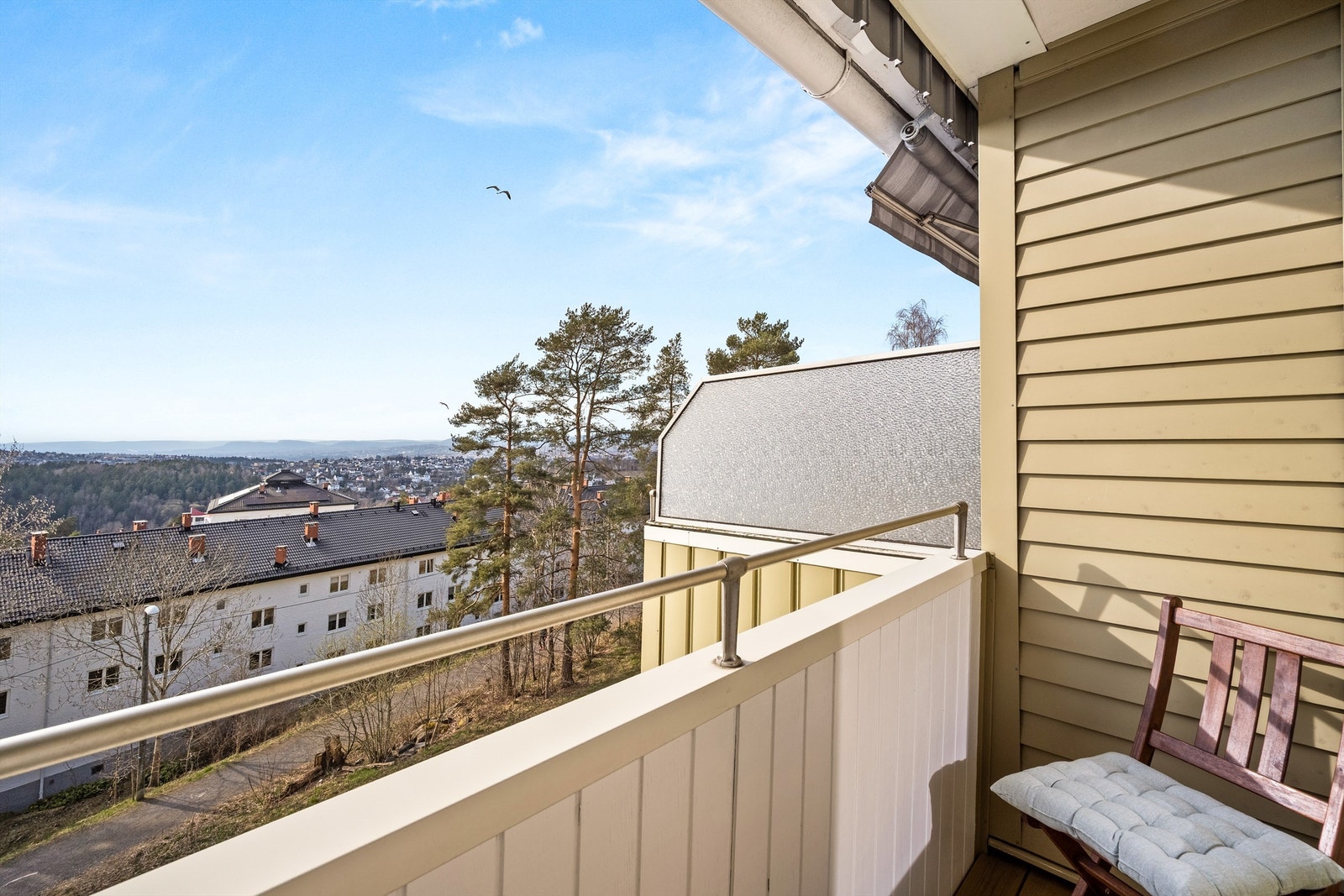 Den øvre balkongen er også vestvendt og usjenert. Galleribilde
