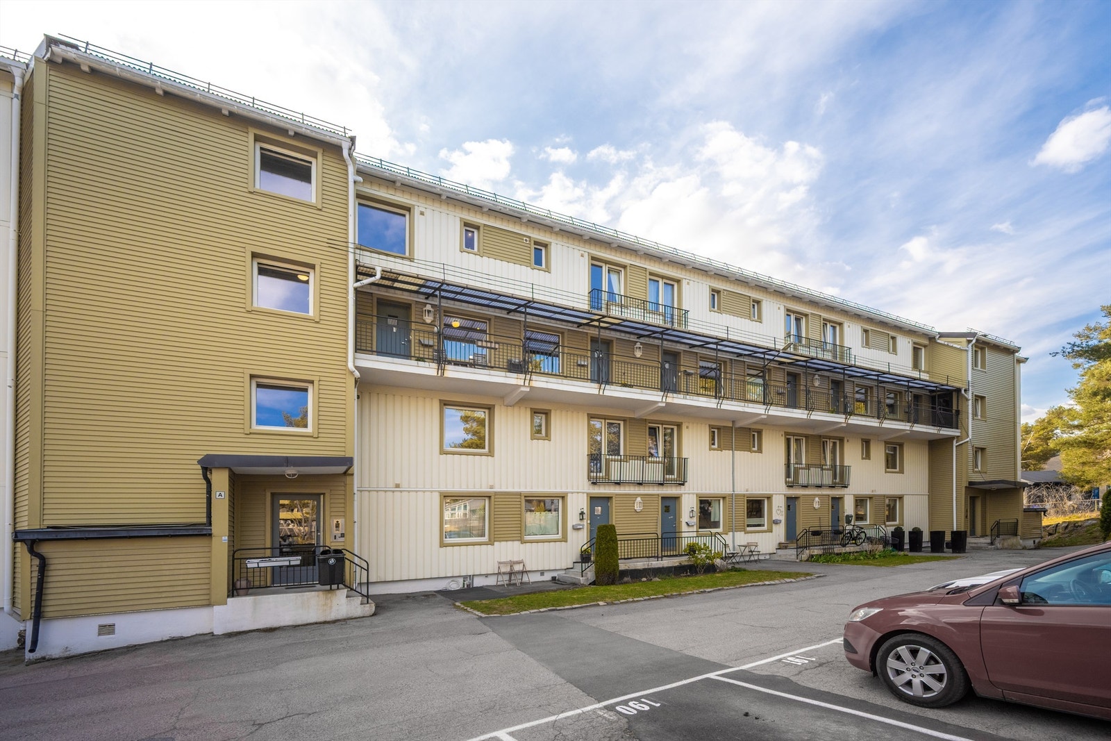 Borettslaget består av 388 andeler fordelt på 15 blokker, med velholdte fellesarealer. Galleribilde