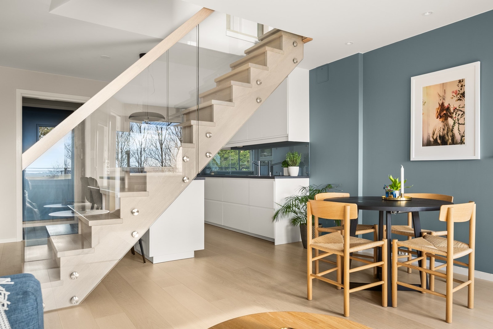 Den innvendige trappen i tre og glass er et sentralt designelement som binder de to etasjene elegant sammen. Galleribilde