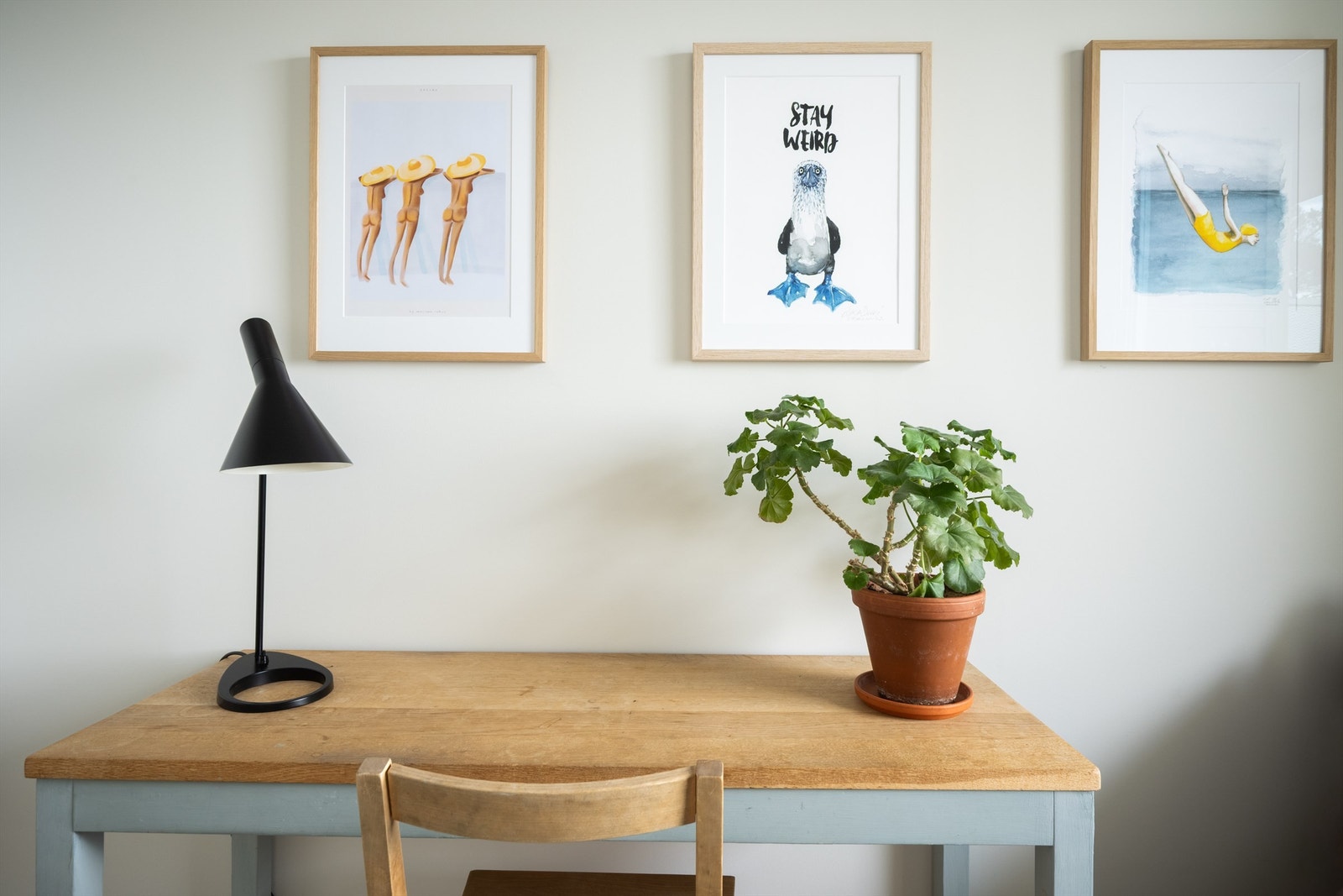 God plass til skrivepult ved vinduet. Galleribilde