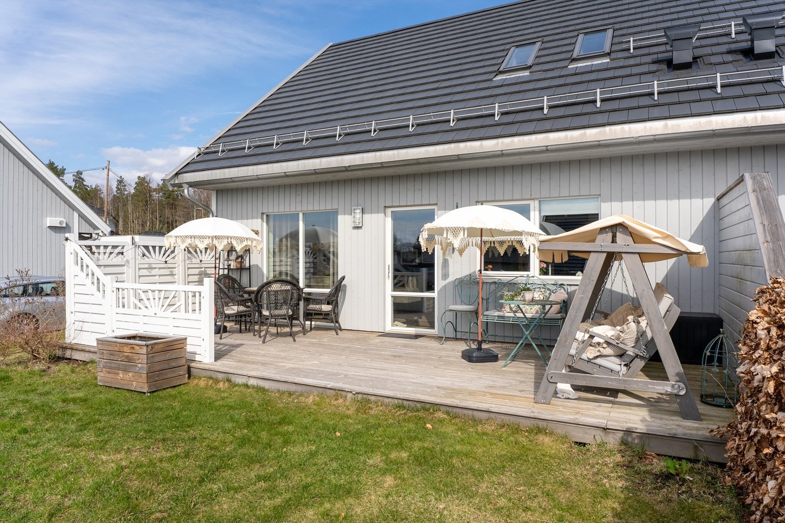 Innbydende veranda som byr på gode solforhold og hyggelige uteopphold. Galleribilde
