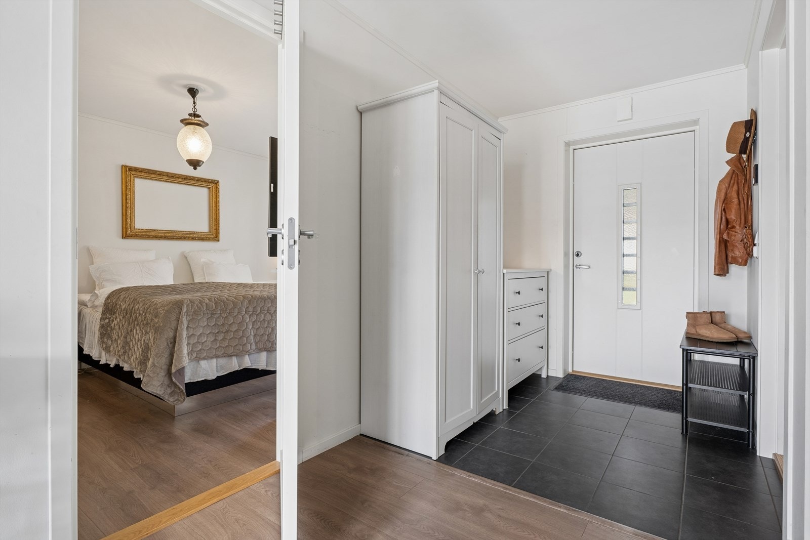 Her ønskes du velkommen inn i en romslig gang med god plass til ønsket garderobeløsning. Galleribilde