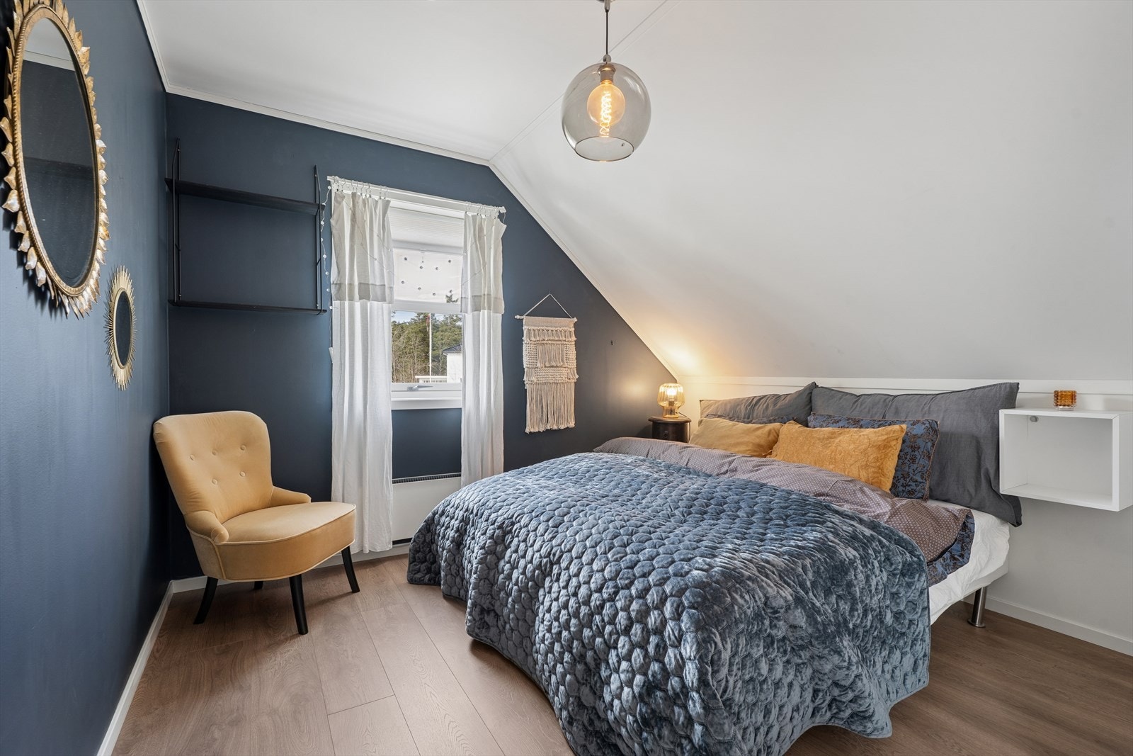 Soverom 2 er av god størrelse og har plass til både seng og ekstra møblement. Galleribilde