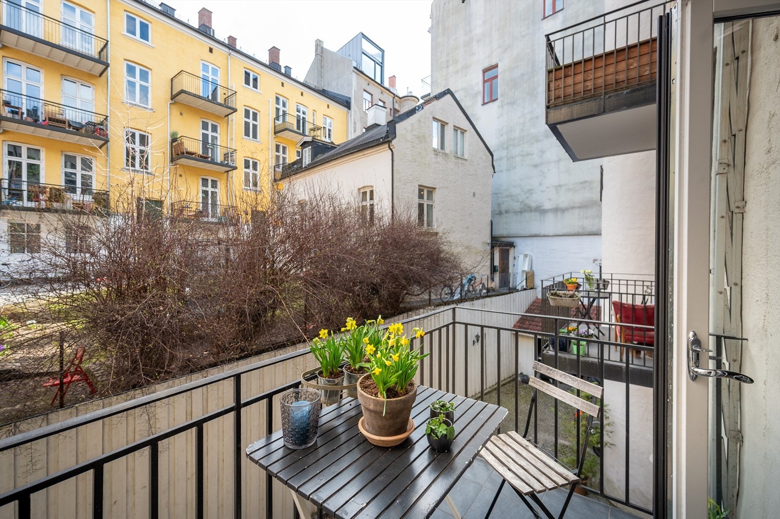 Solrik, sydvendt balkong på 3 kvm mot rolig bakgård. Balkongen har god plass til sittegruppe og grill. Galleribilde