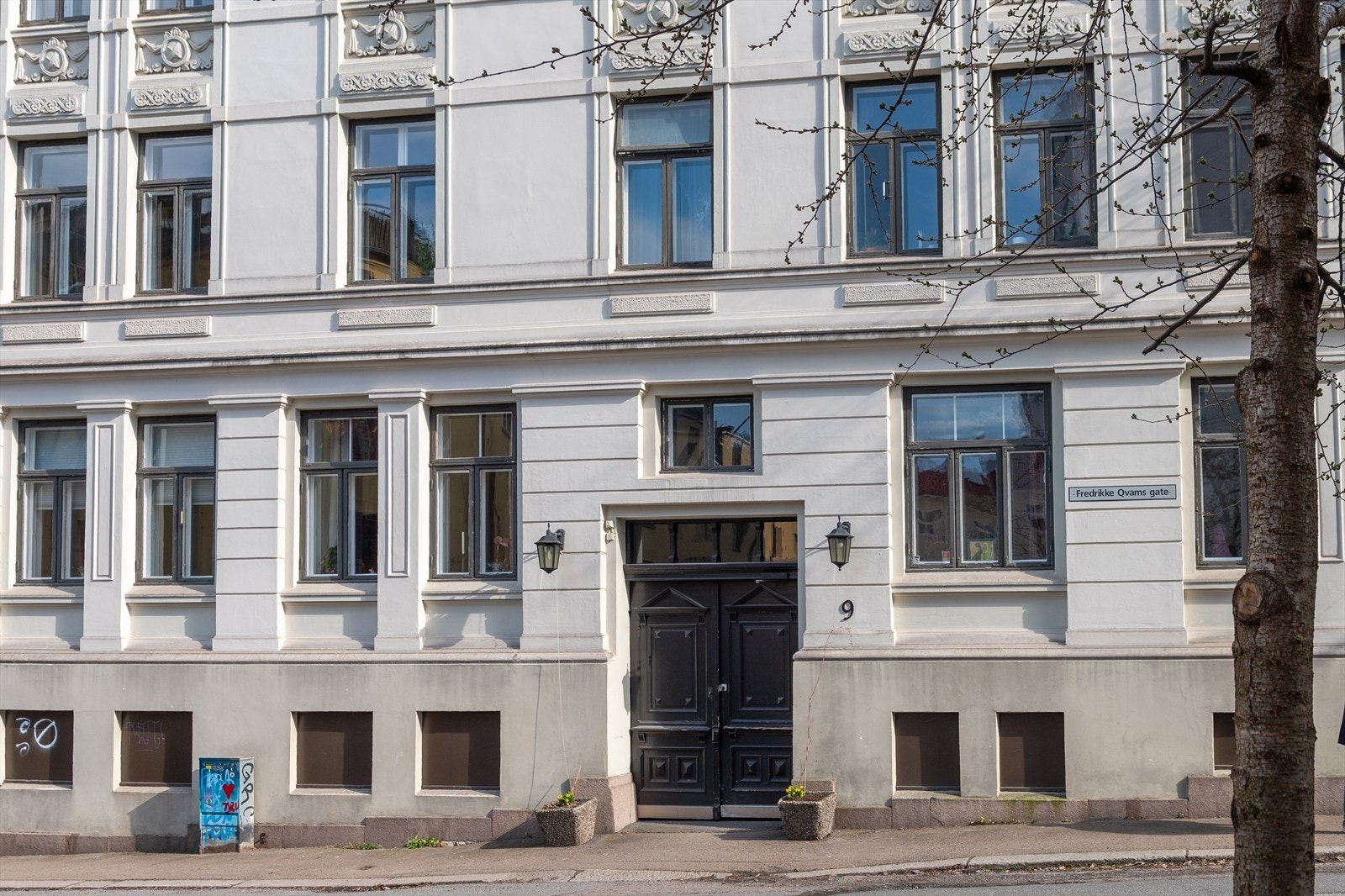 Fasaden til Fredrikke Qvams gate 9B - Her bor du i rolige og skjermede omgivelser midt på St.Hanshaugen med alt rett utenfor døren. Galleribilde