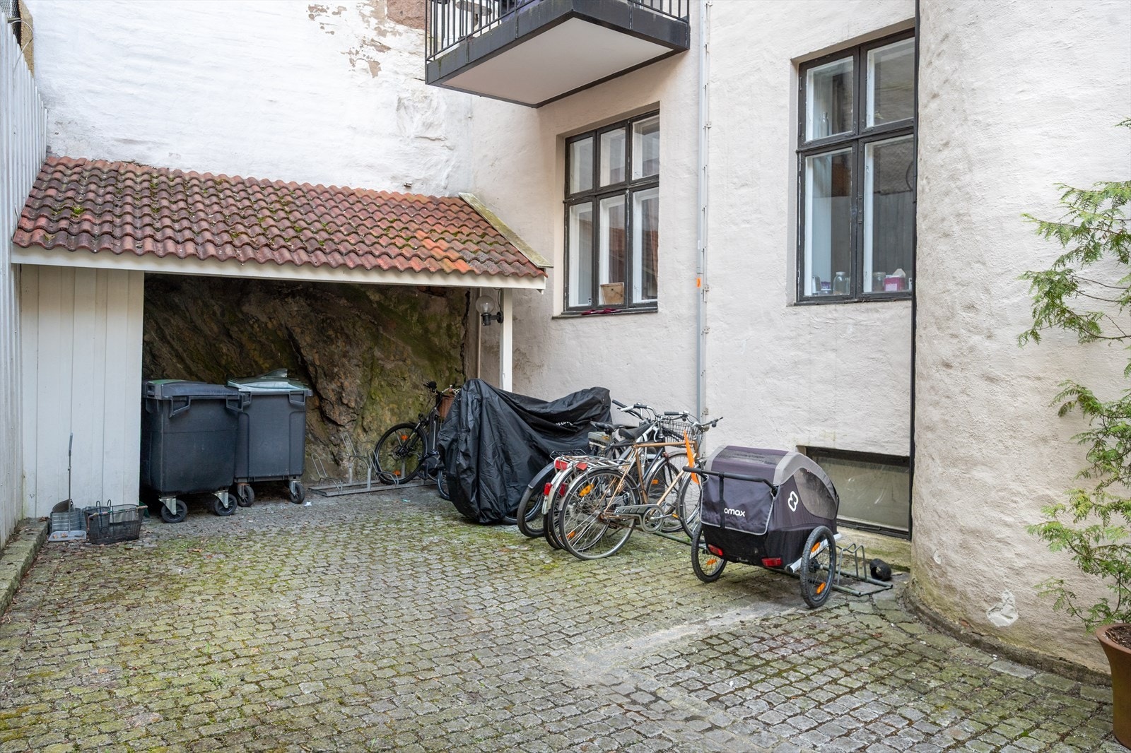 Sykkelparkering i gårdsrommet. Galleribilde