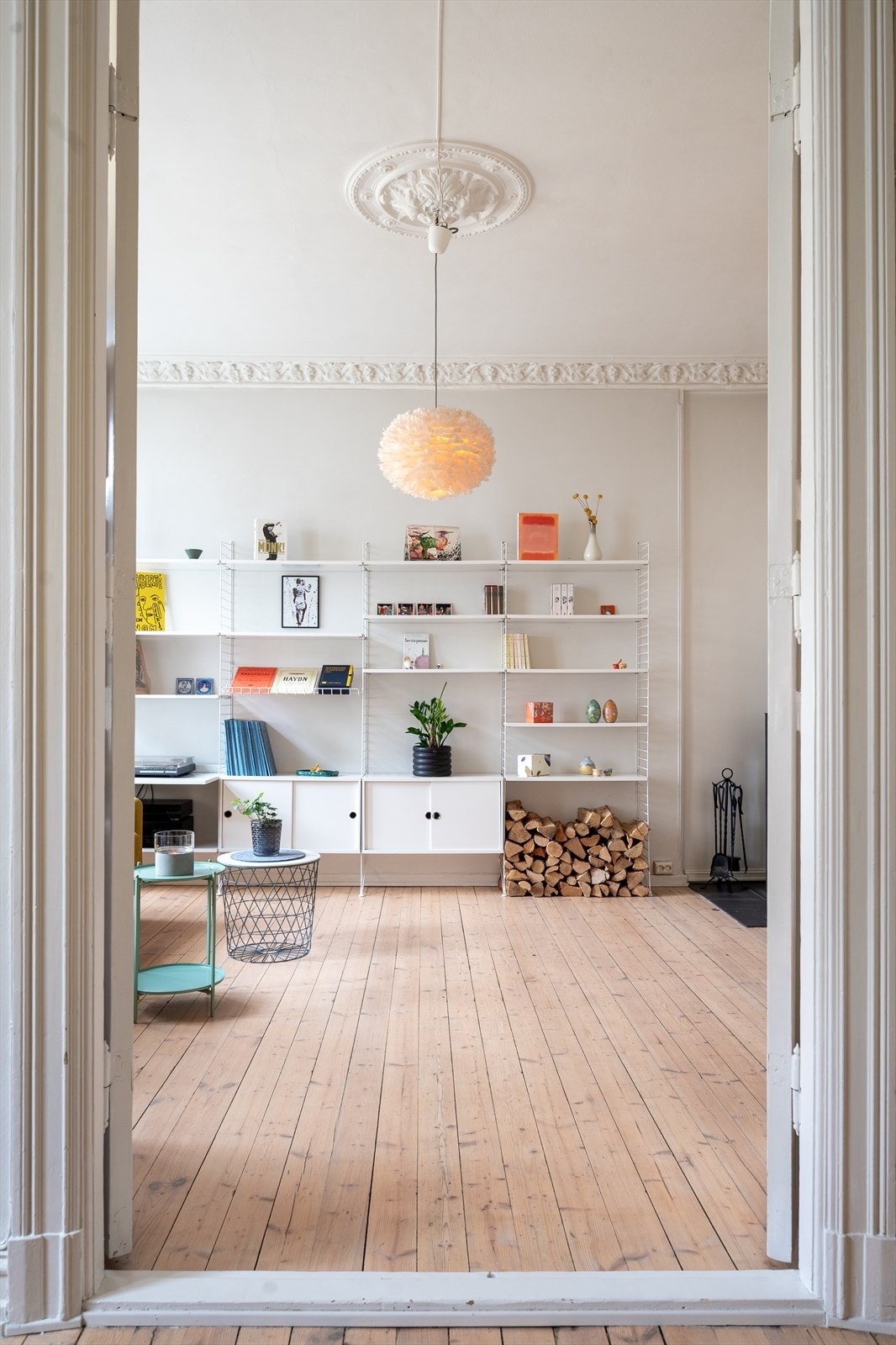 Leiligheten ligger fint til i bygget 2.etg med solrik, sydvendt balkong på 3kvm, store vindusflater, generøs takhøyde på 3m og peis, som skaper en herlig atmosfære. Galleribilde