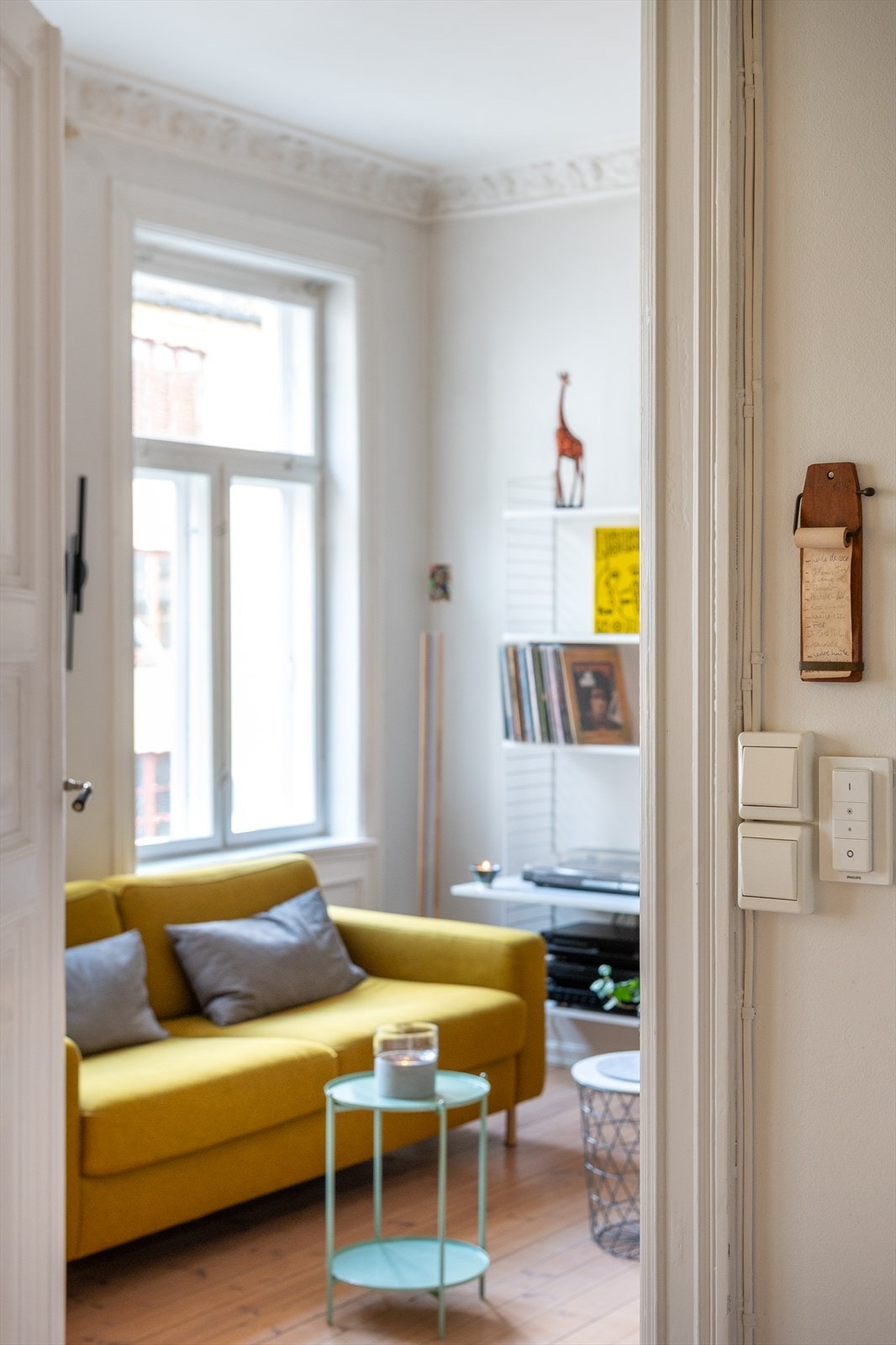 Luftig og romslig stue med god plass til stor sofagruppe og mange muligheter for møblering av rommet. Galleribilde