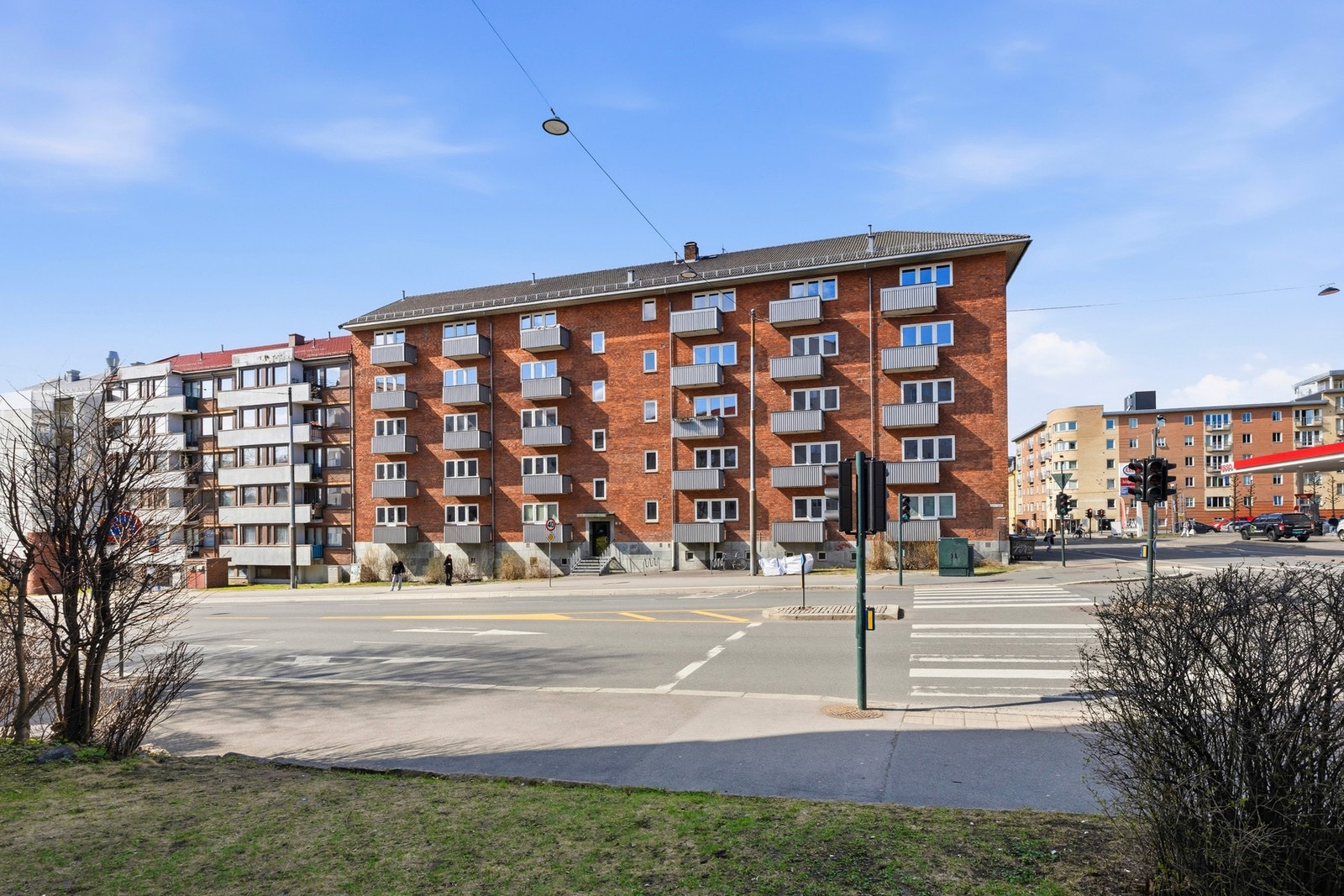 Solid gård i betong forblendet med teglsten. Galleribilde