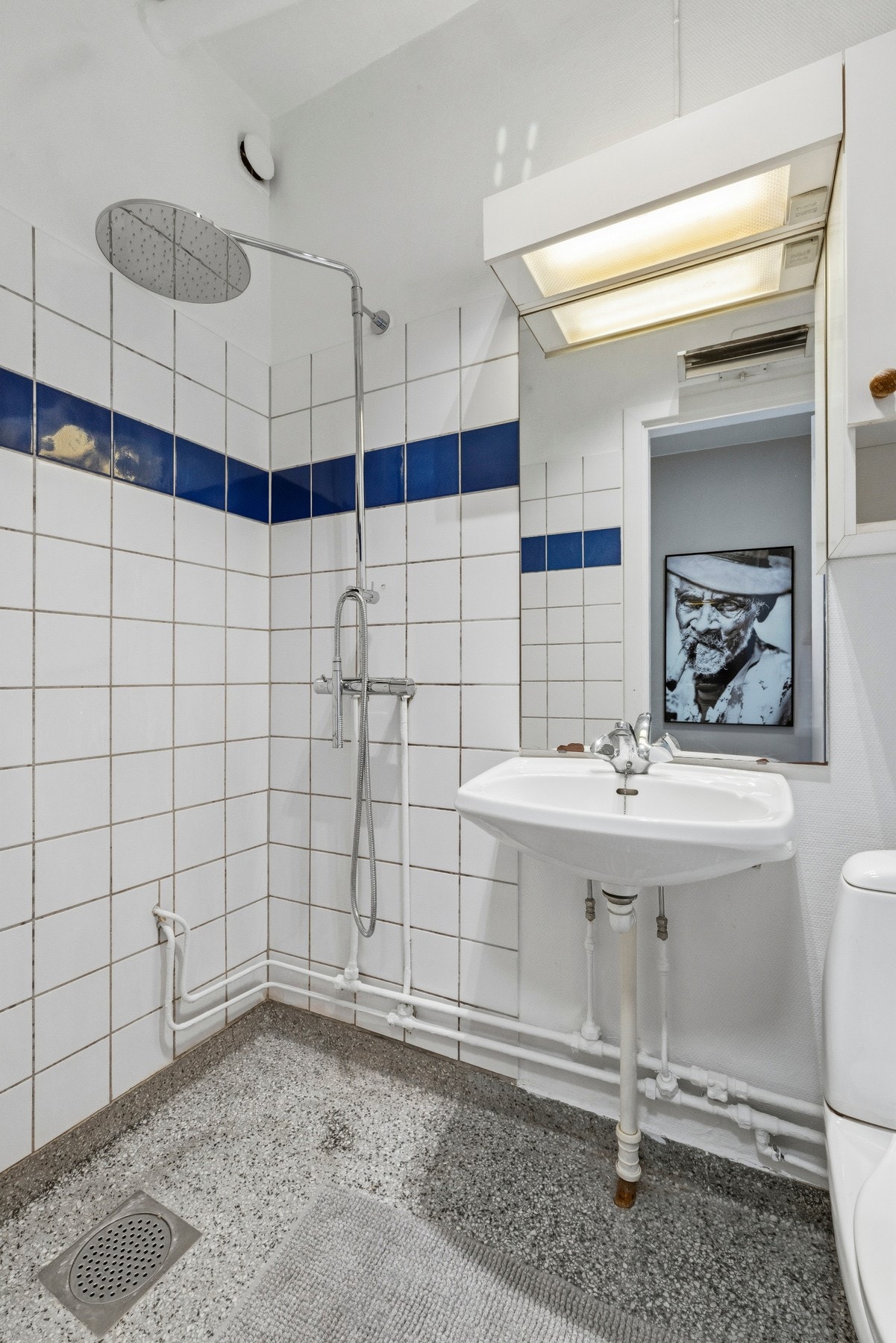 Funksjonelt baderom med moderniseringsbehov. Ny waterfall- og hånddusj i 2026. Galleribilde