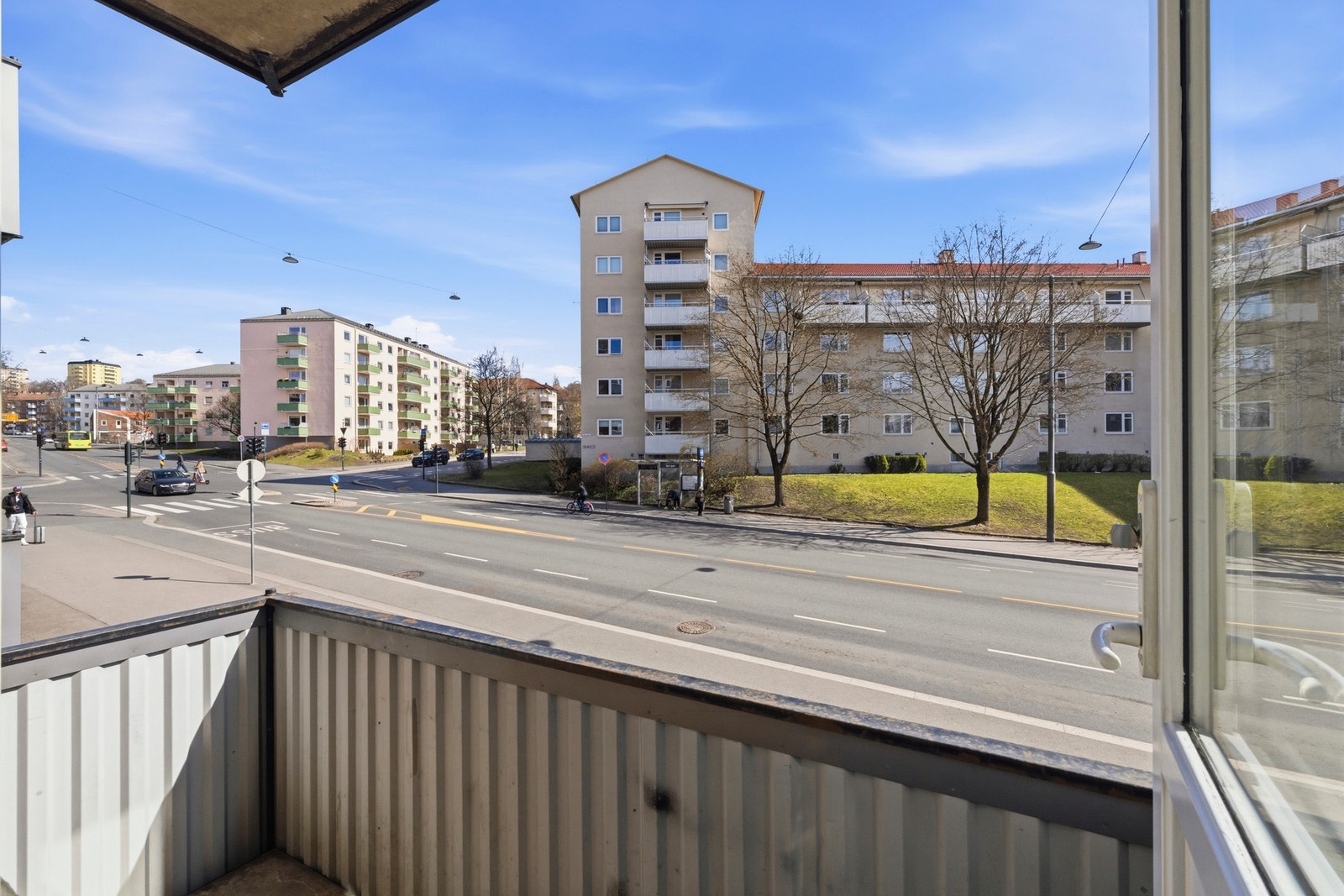 Fritt utsyn med god distanse til nærliggende bebyggelse. Galleribilde