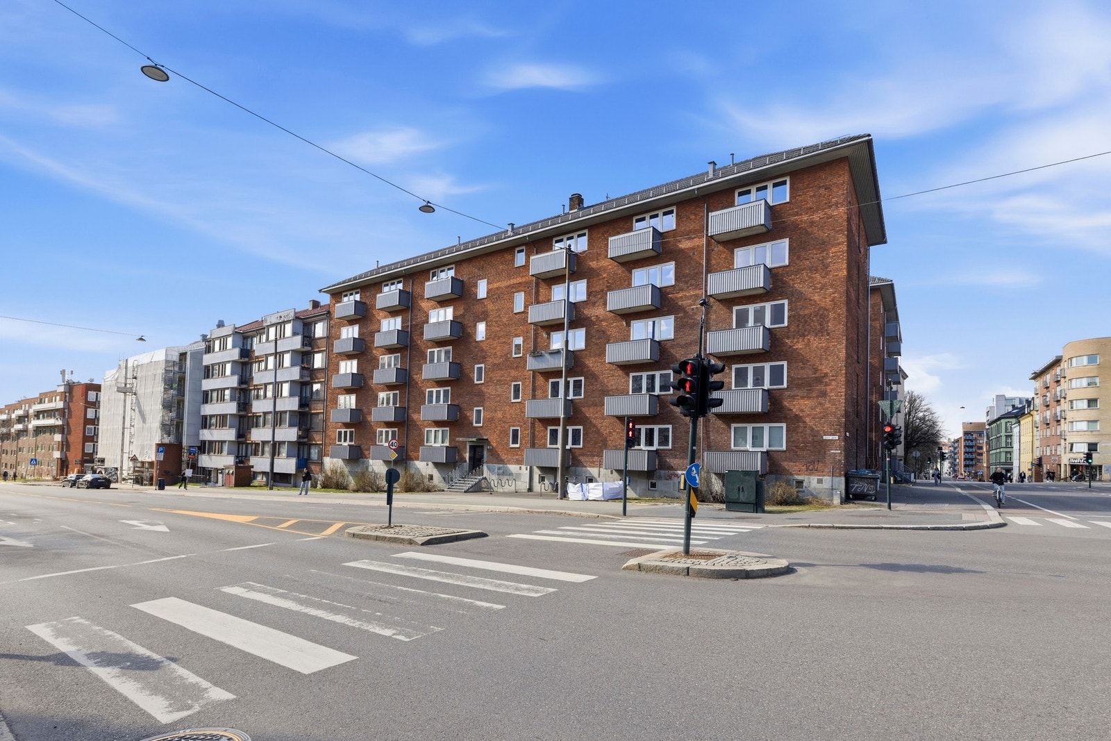 Med kollektivtransport rett utenfor døren kommer du deg raskt og enkelt fra A til B, samtidig som du har kort vei til grønne rekreasjonsområder. Galleribilde