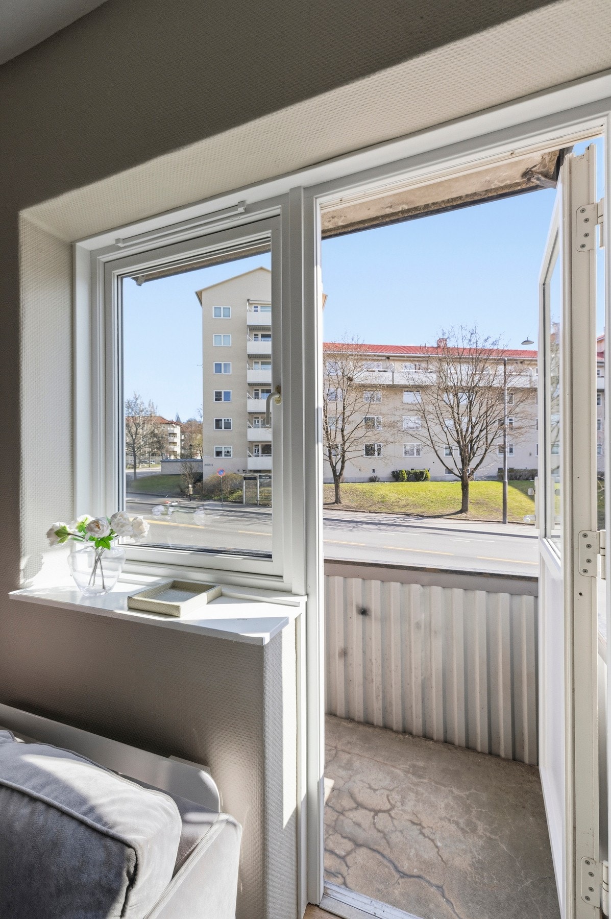 Utgang til din egen balkong fra stue. Galleribilde