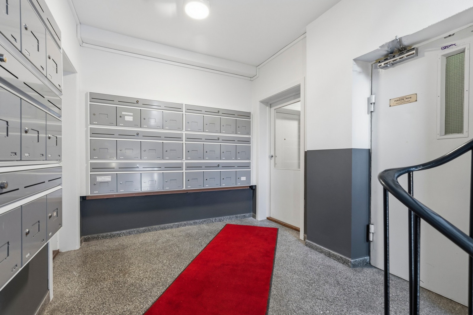 I nærområdet finner du et bredt tilbud av dagligvarebutikker, kaféer, restauranter og servicetilbud - alt du trenger i hverdagen, kun minutter unna. Galleribilde