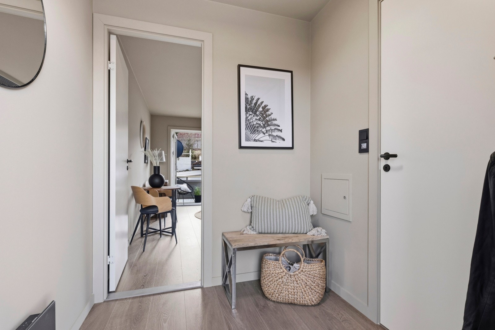 Gangen gir et godt førsteinntrykk av leiligheten. Vegger og tak er malt i en moderne fargetone. På gulvet er det nylig lagt et nytt laminatgulv. Galleribilde