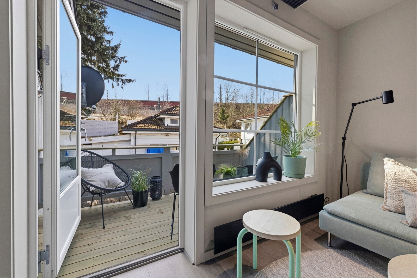 Fra stuen er det utgang til en terrasse på 6 kvm. Galleribilde
