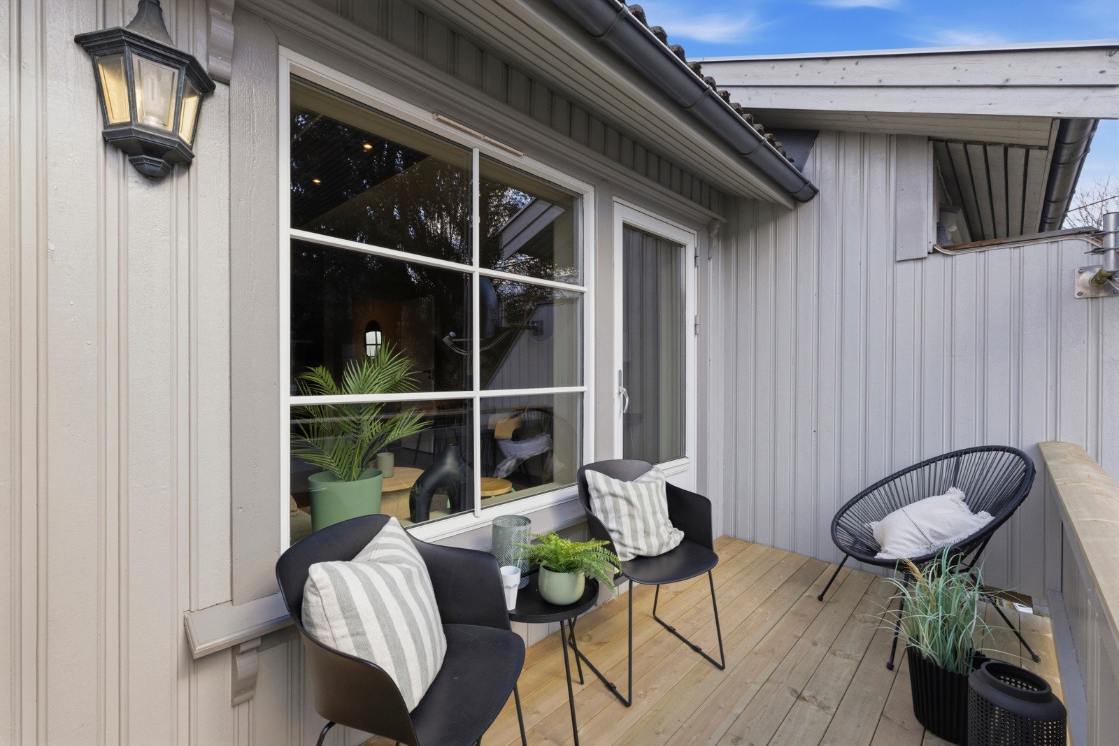 Leiligheten ligger i 2. etasje, og fra stuen er det utgang til en terrasse på ca. 6 kvm. Galleribilde