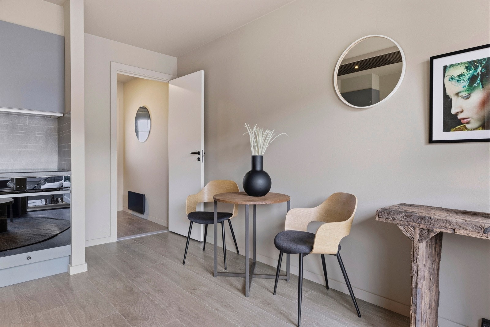 Rommet kan innredes med et lite bord. Galleribilde