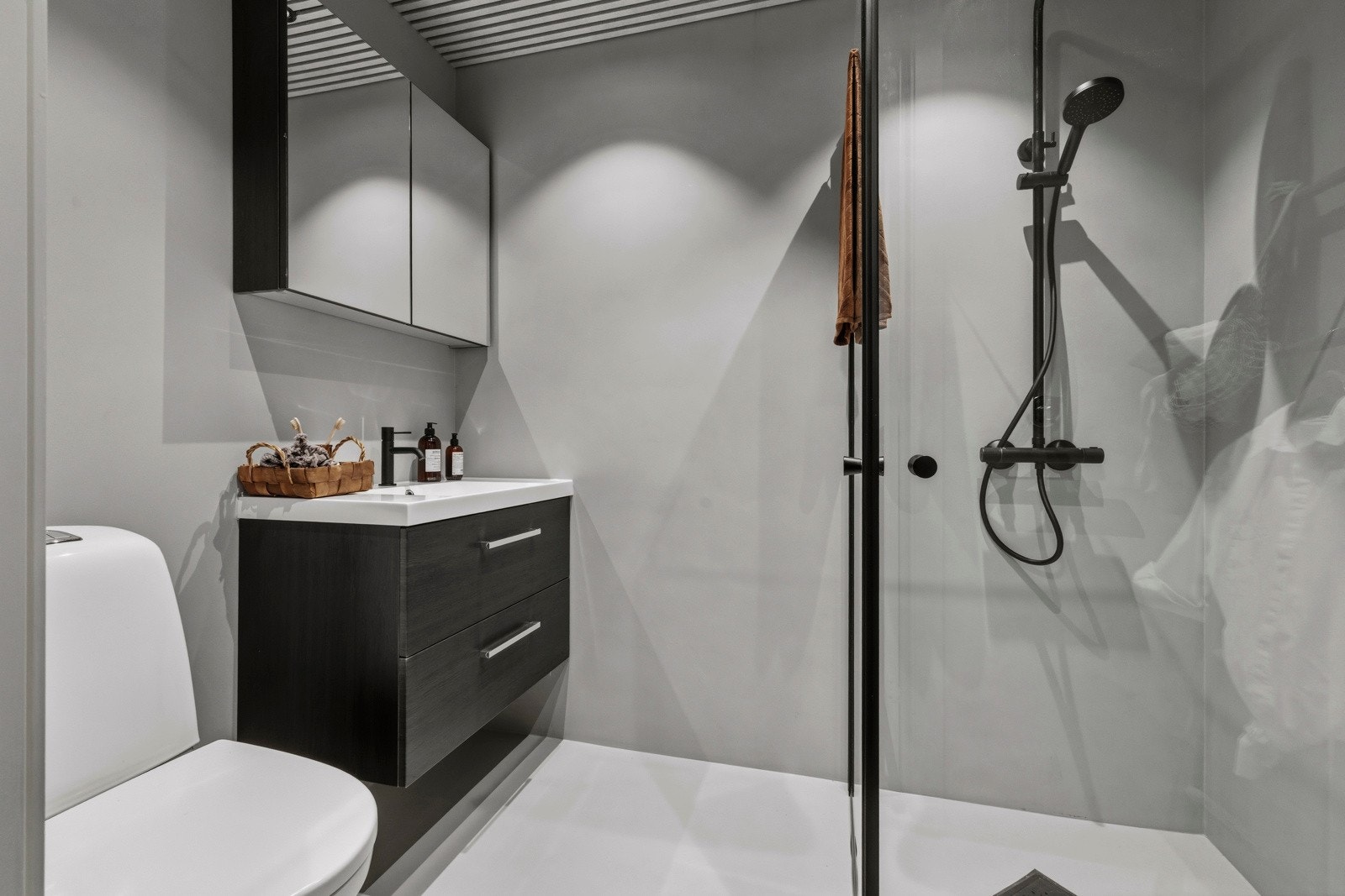 Badet er fra byggår, og så er det oppgradert med nye overflater (microsement på gulv og vegger), innredninger og nytt sanitærutstyr i 2026. Galleribilde