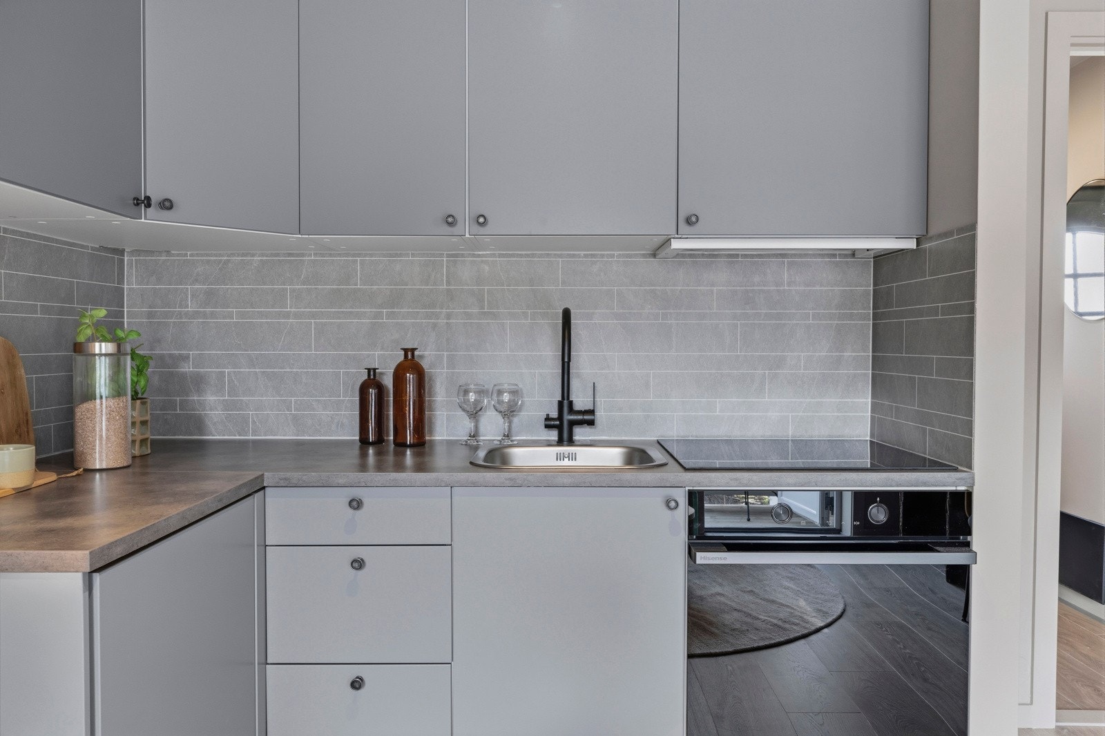 Innredningen har malte fronter, laminat benkeplater, oppvaskkum, ventilator, plater over benk, integrert oppvaskmaskin, stekeovn og induksjon platetopp. Lekkasjestopp er montert. Galleribilde