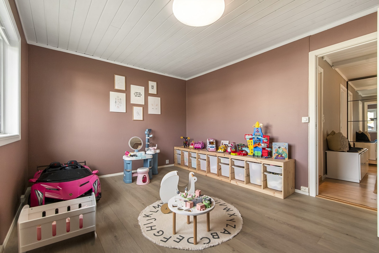 Et romslig og lyst barnerom med mange muligheter. Galleribilde