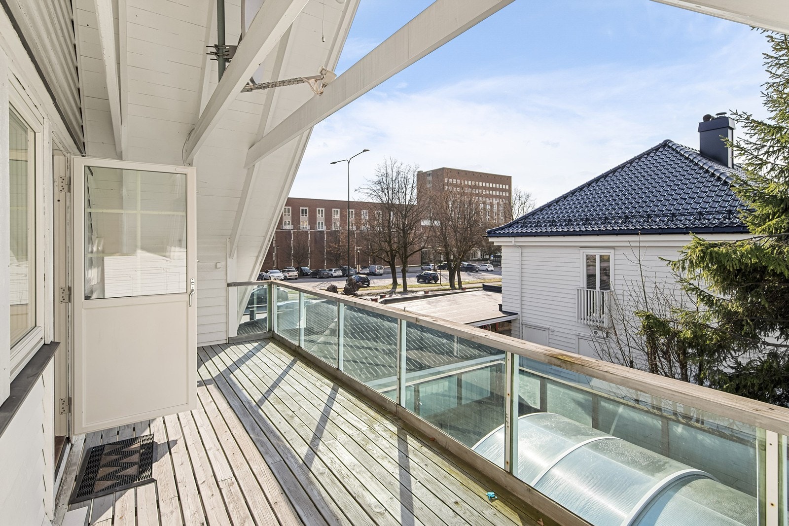 Verandaen på loftet har utgang fra et av soverommene og ny balkongdør fra 2024. Galleribilde