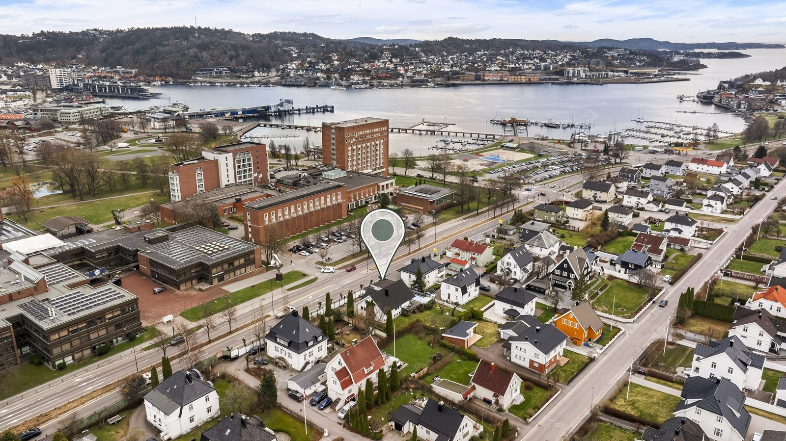 Beliggenheten kombinerer roen i et etablert villastrøk med nærheten til Sandefjord sentrum og fjorden. Galleribilde