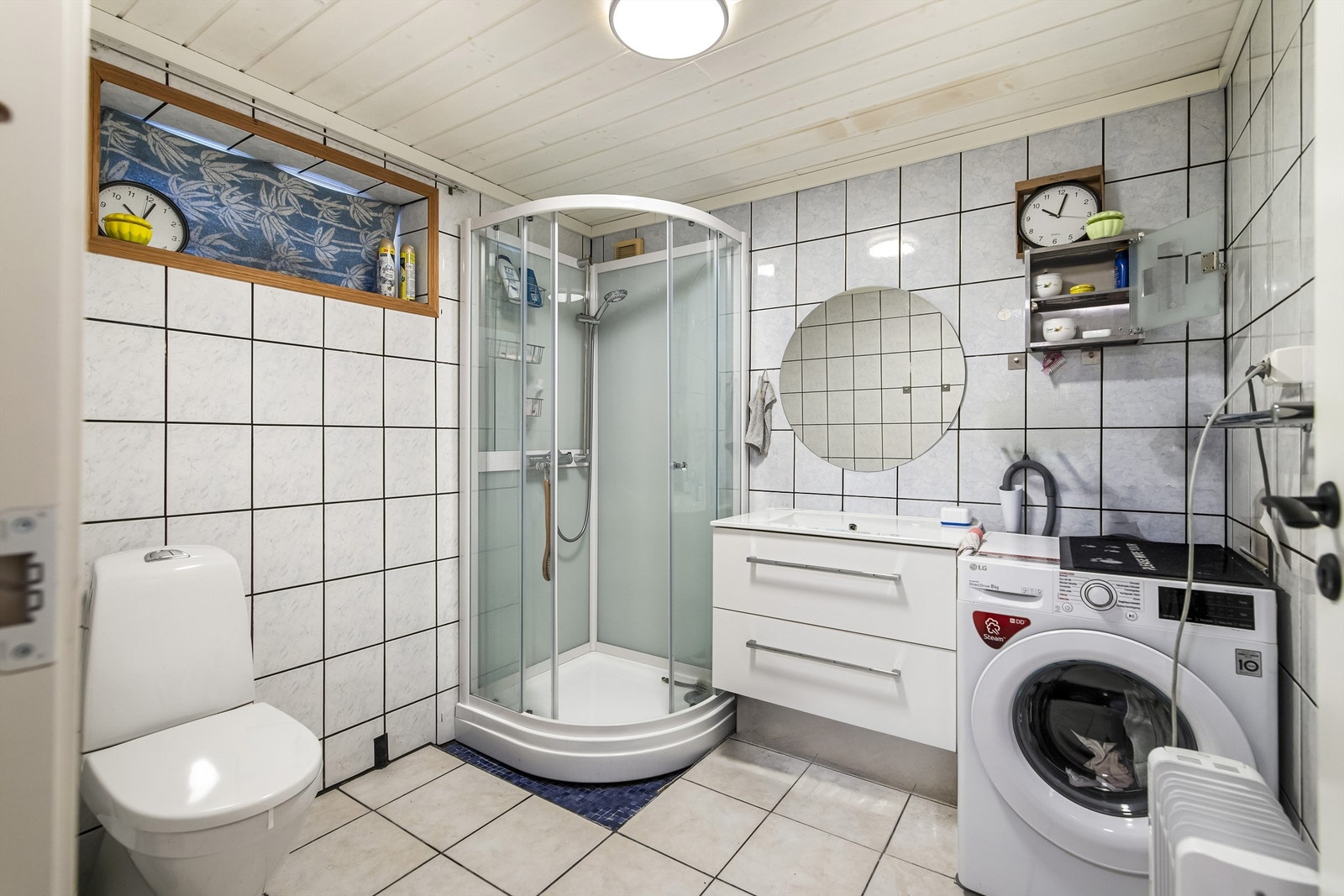 Badet i kjelleren har fått ny baderomsinnredning, dusjkabinett og toalett i 2024. Galleribilde