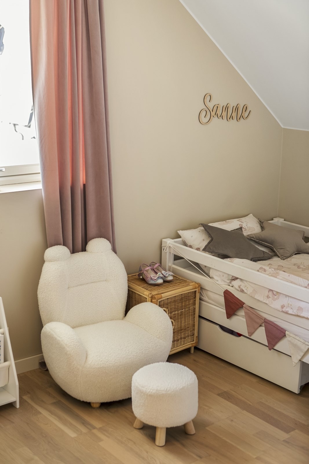 Detalj fra et av barnerommene på loftet. Galleribilde