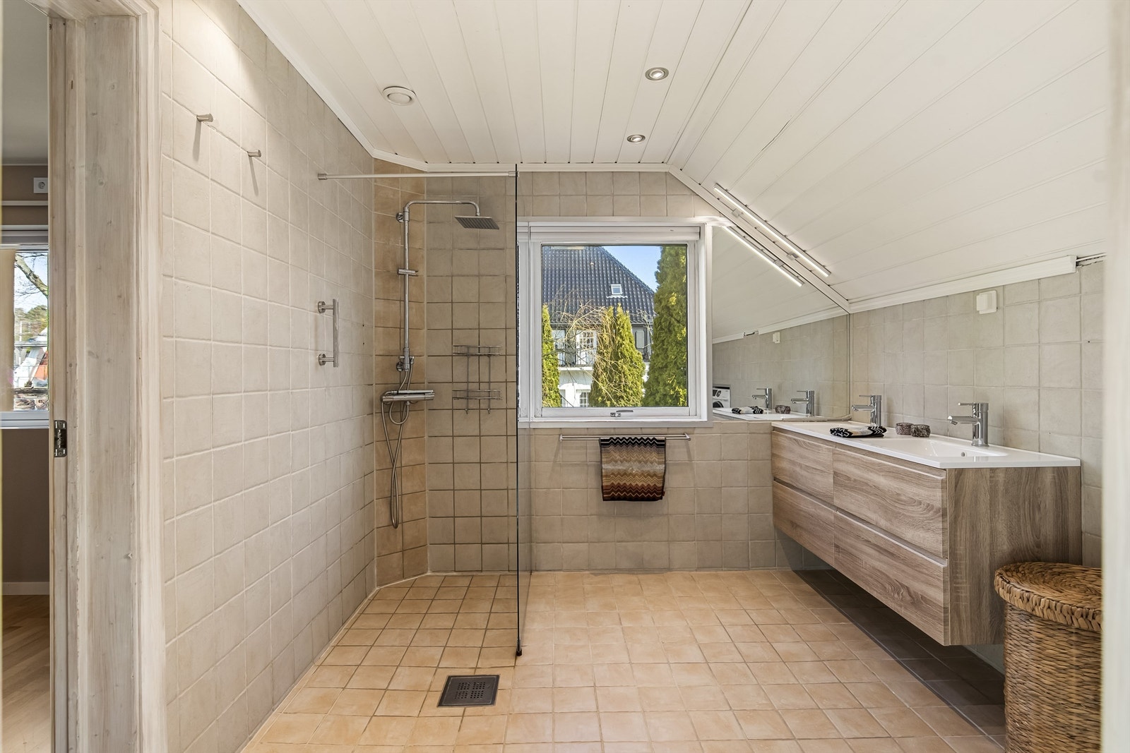 Det romslige badet har et stort dusjhjørne med glassvegger. Galleribilde