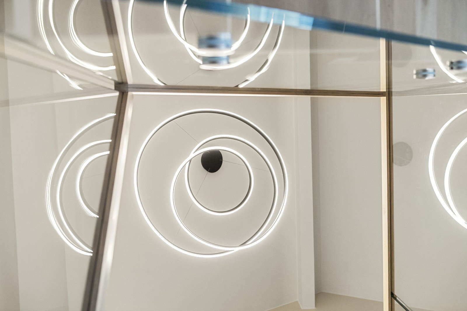 Den nye trappen sett ovenfra, med et moderne lysarmatur som følger formen. Galleribilde