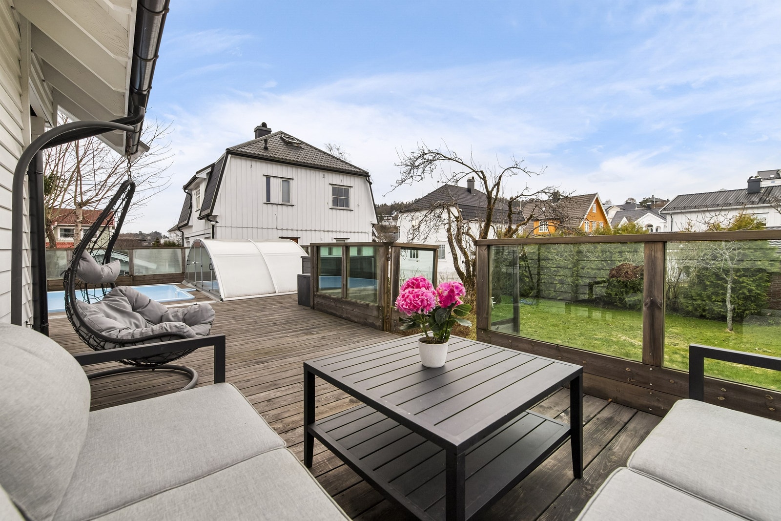 Terrassen har god plass til ulike sittegrupper for sosiale anledninger. Galleribilde