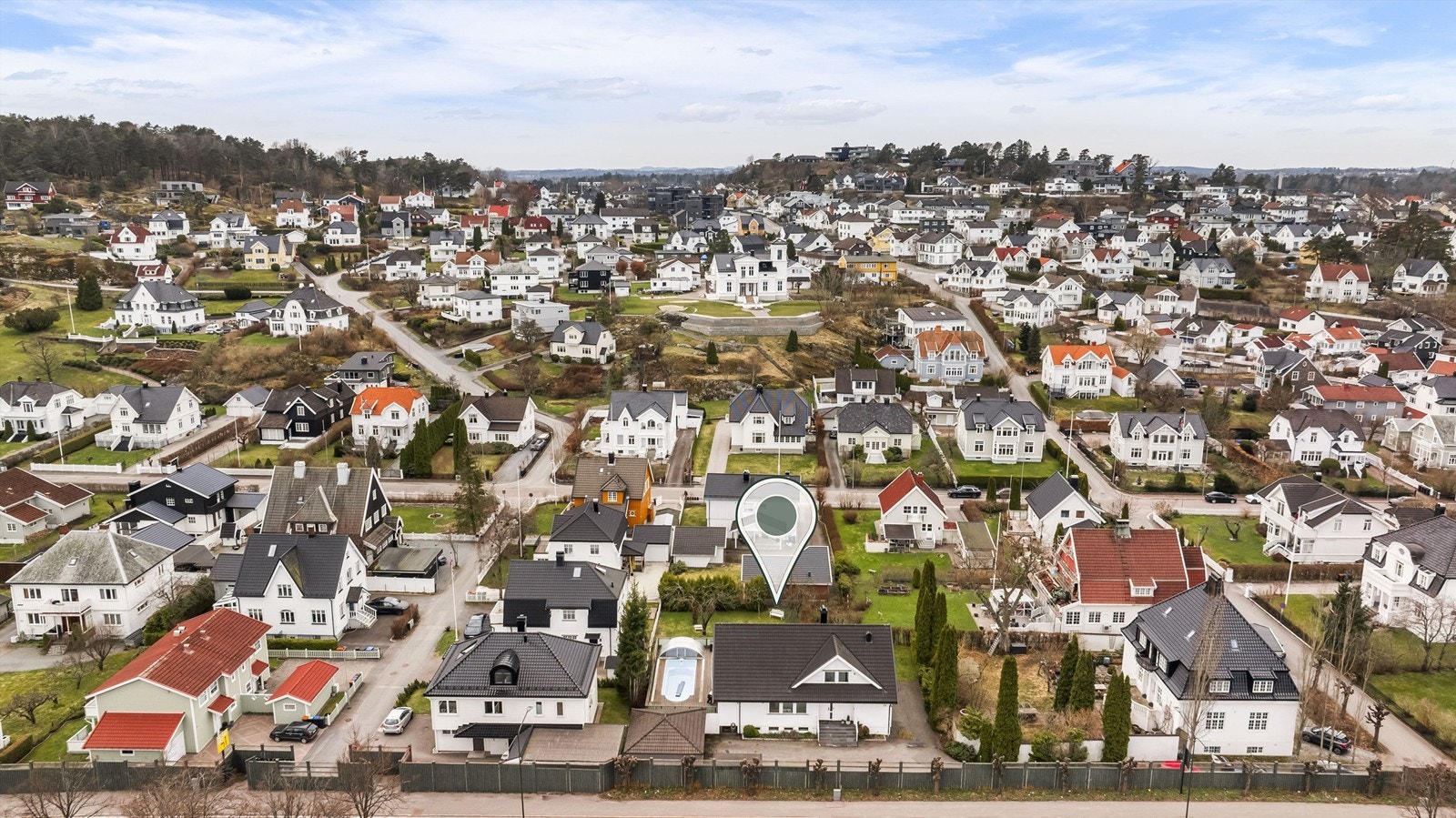 Eiendommen ligger i et attraktivt nabolag kjent for sine flotte eiendommer. Galleribilde
