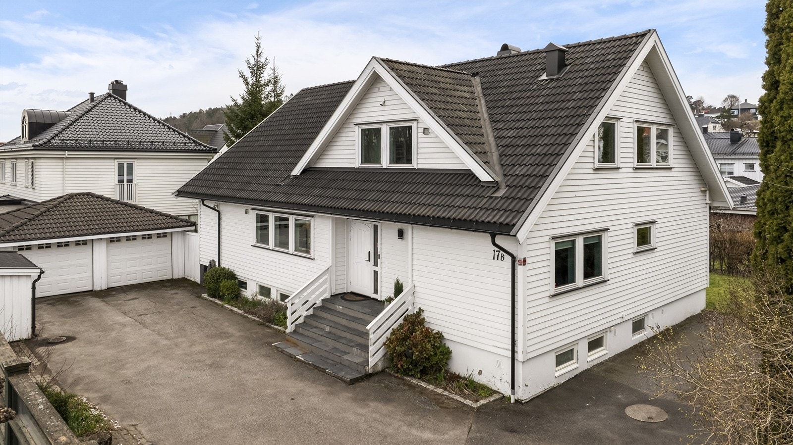 Velkommen til Virikveien 17B! En stor og innholdsrik enebolig i et veletablert villastrøk, med gangavstand til Sandefjord sentrum. Galleribilde