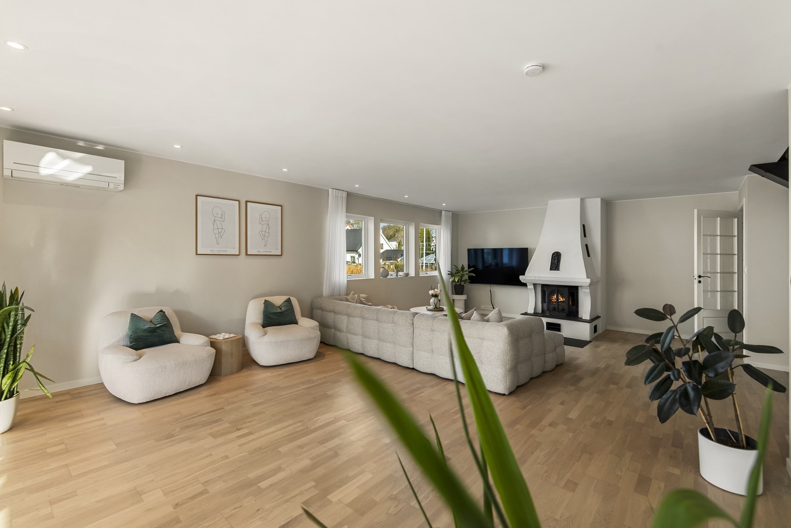Stuen på 47 m² har god plass til flere sittegrupper. Ytterveggene her ble etterisolert i 2024 for økt komfort. Galleribilde