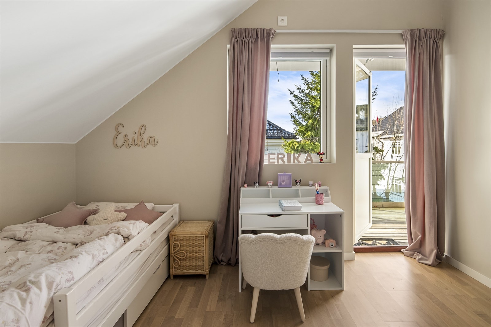 Et av soverommene på loftet har direkte utgang til en veranda på ca. 15 m². ( soverom 4) Galleribilde