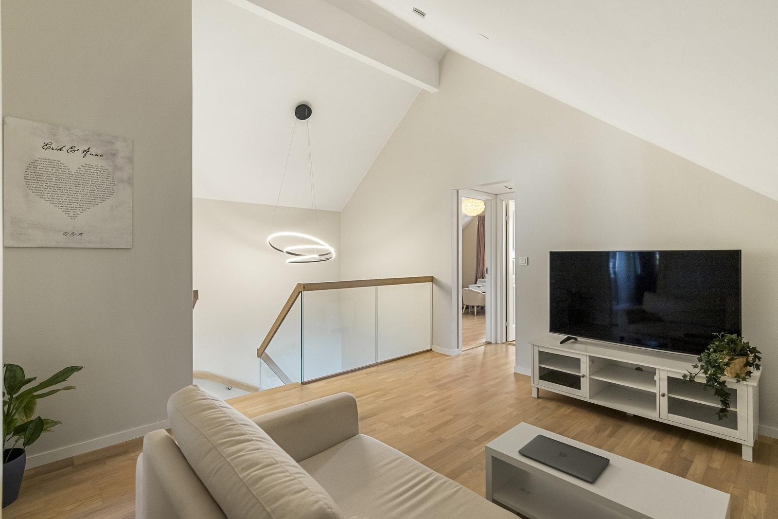 Loftstuen gir en ekstra sosial sone. Også her er det installert en varmepumpe fra 2018. Galleribilde