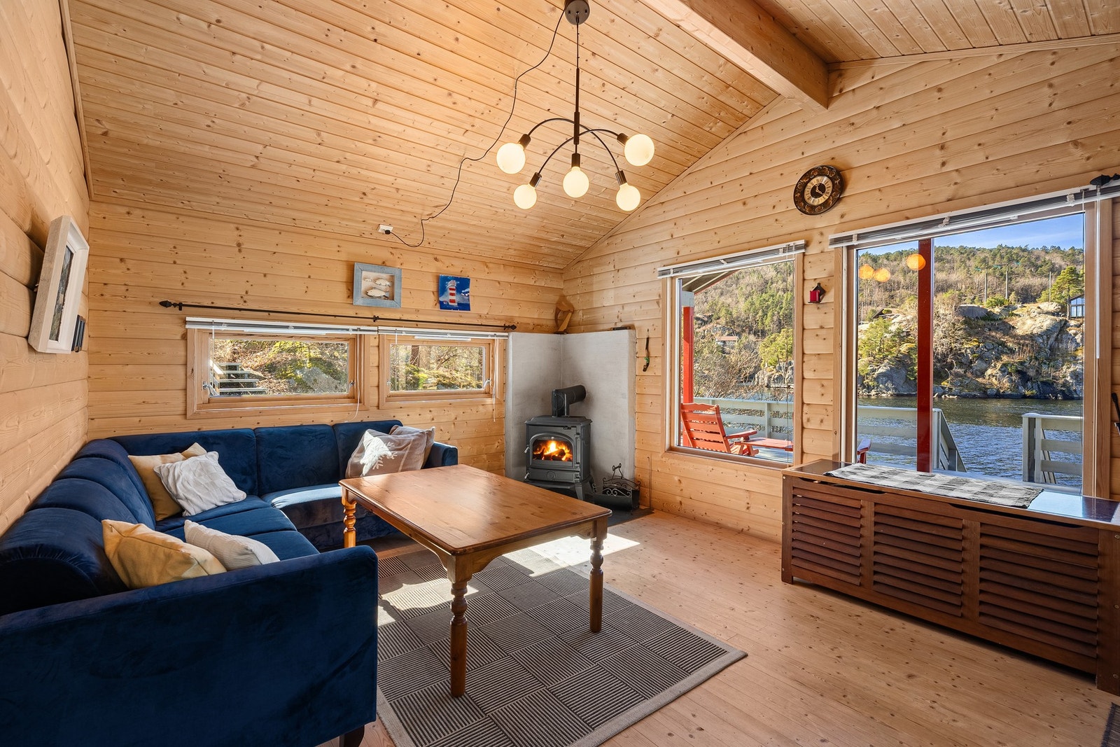 Fra del av stuen med åpen himling Galleribilde