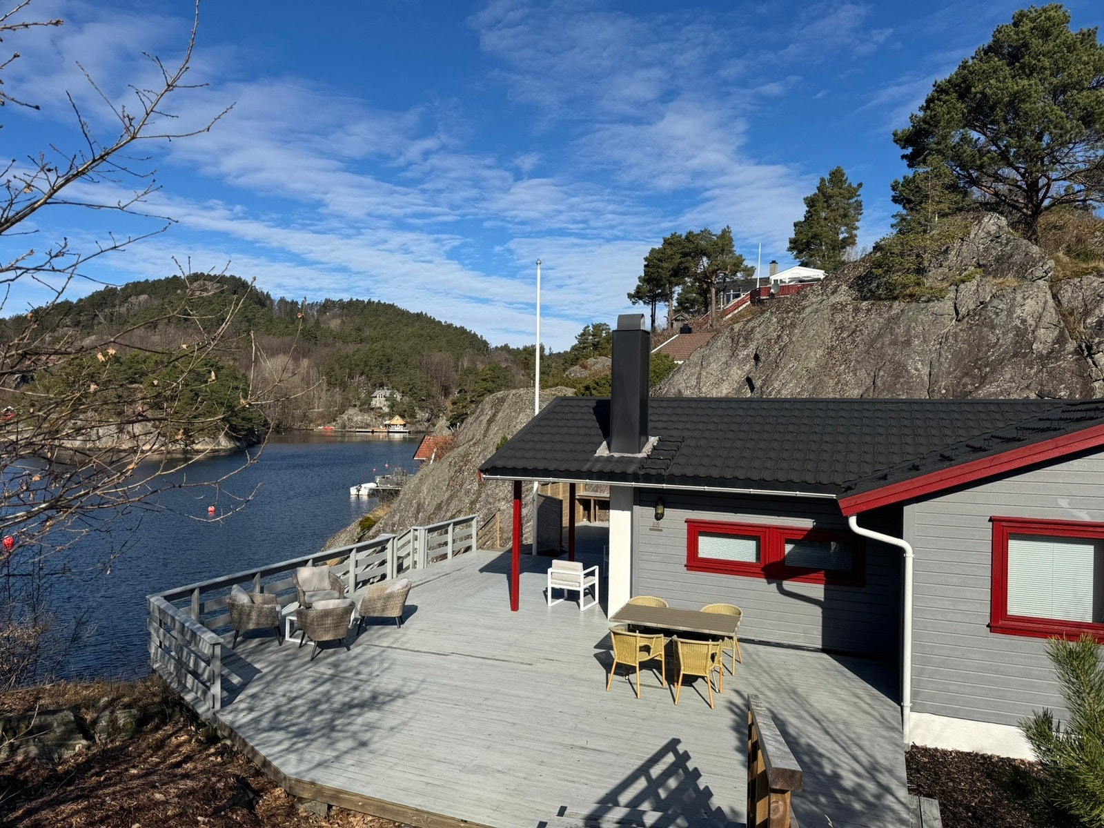Bilde tatt fra parkeringsarealet mot hytten Galleribilde