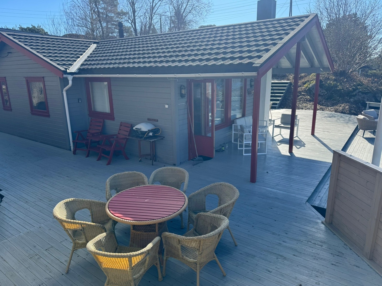 Fra del av terrasse utenfor hytten Galleribilde