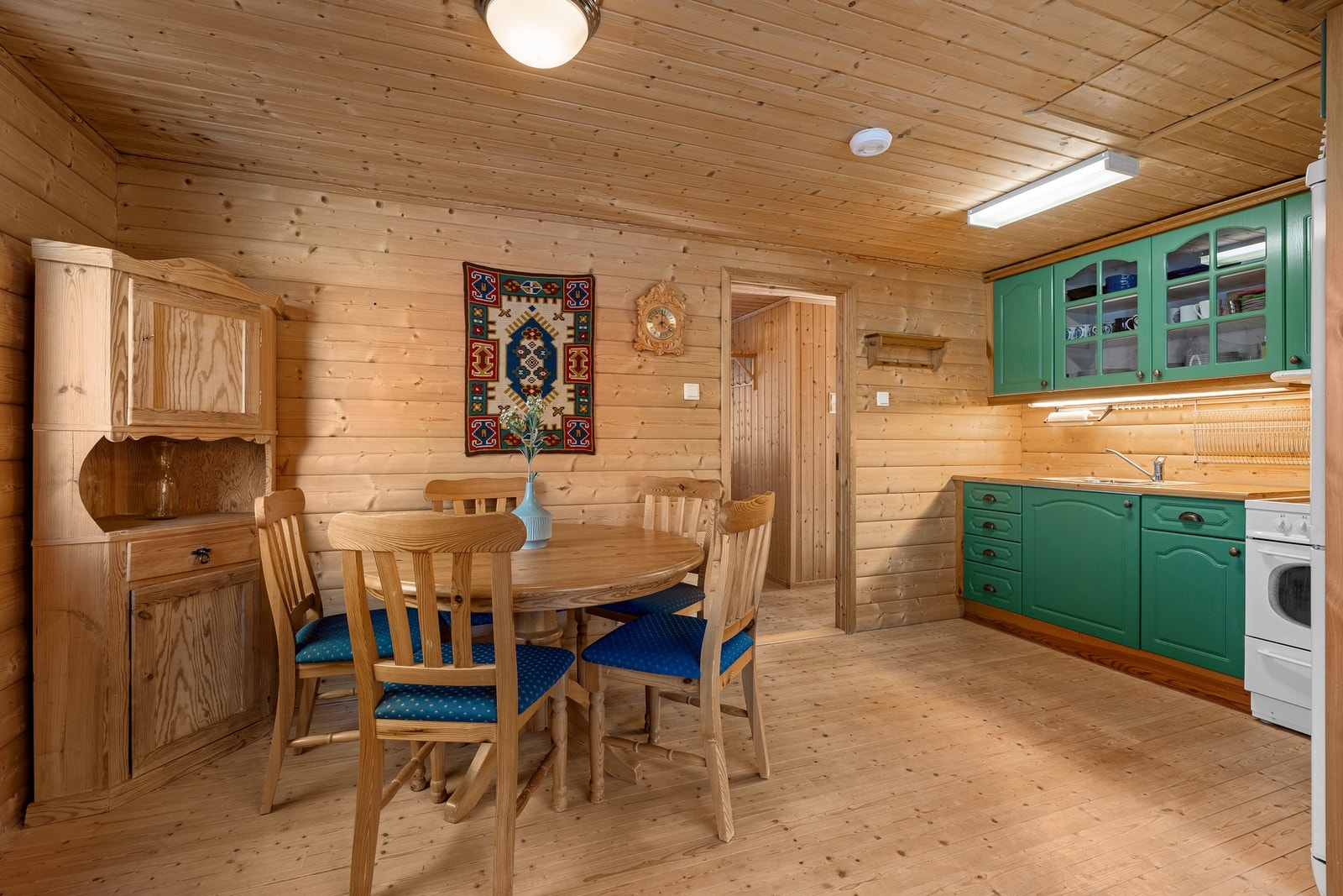 Fra kjøkkenet med spiseplass Galleribilde